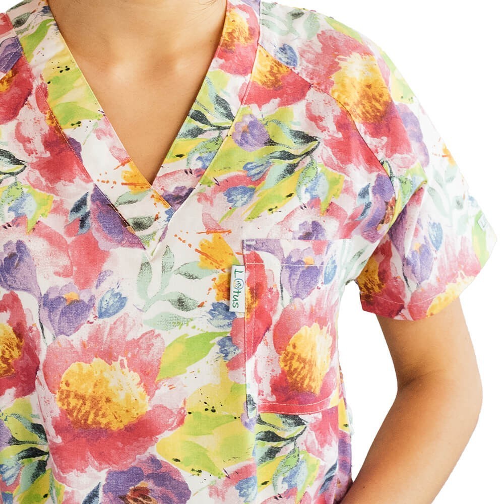 Bluza medicala imprimata Lotus 1, guler in V, Pastel